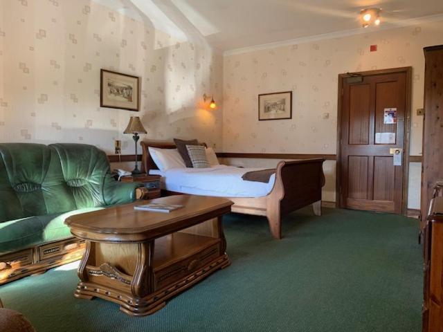 St Mary'S Hotel Golf & Country Club Pencoed ภายนอก รูปภาพ
